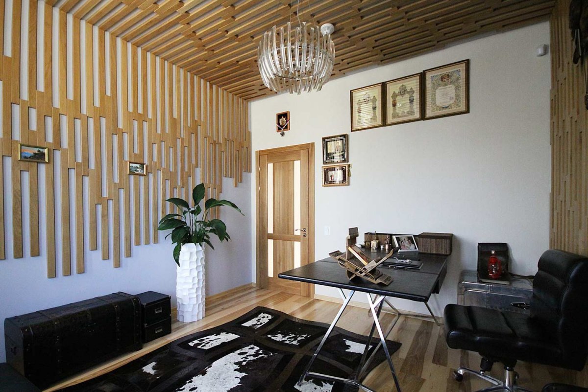 Декор стены в кабинете