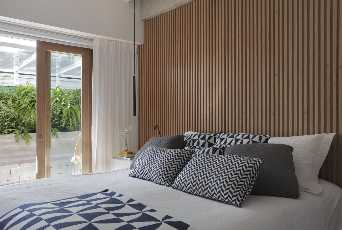 Спальня с рейками на стене