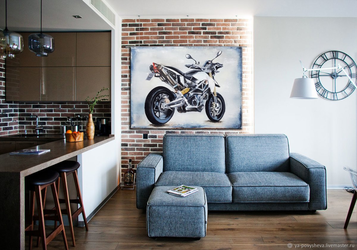 Мотоцикл на фоне стены