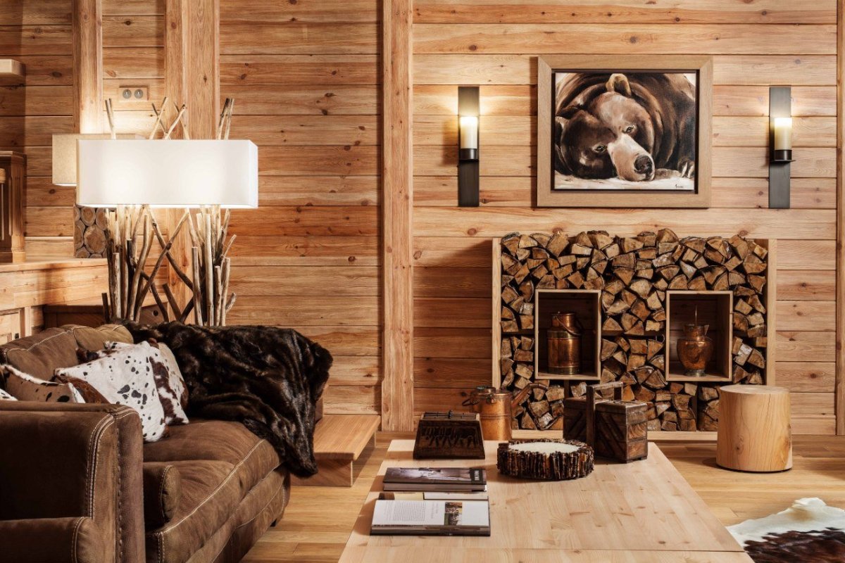 Интерьер гостиной в деревянном доме из бруса