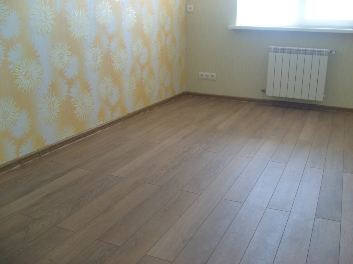 Сочетание обоев и ламината в интерьере