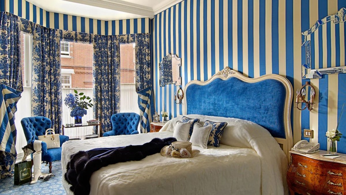 Сочетание синего полоска в интерьере
