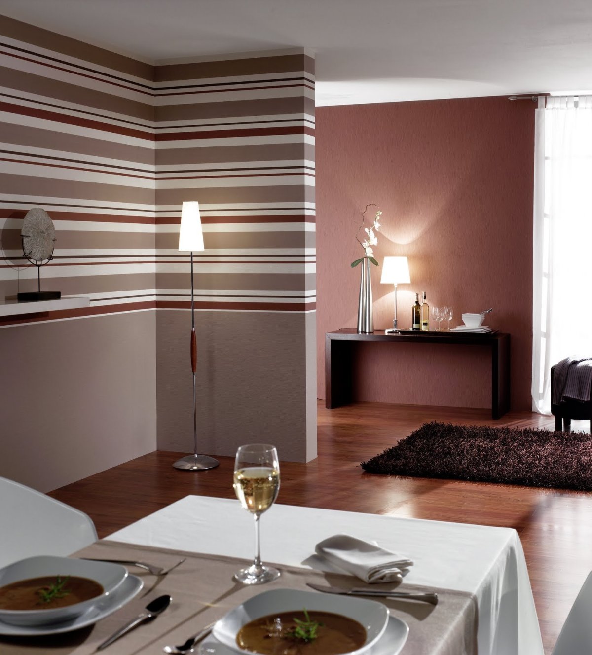 Горизонтальные полосы в интерьере