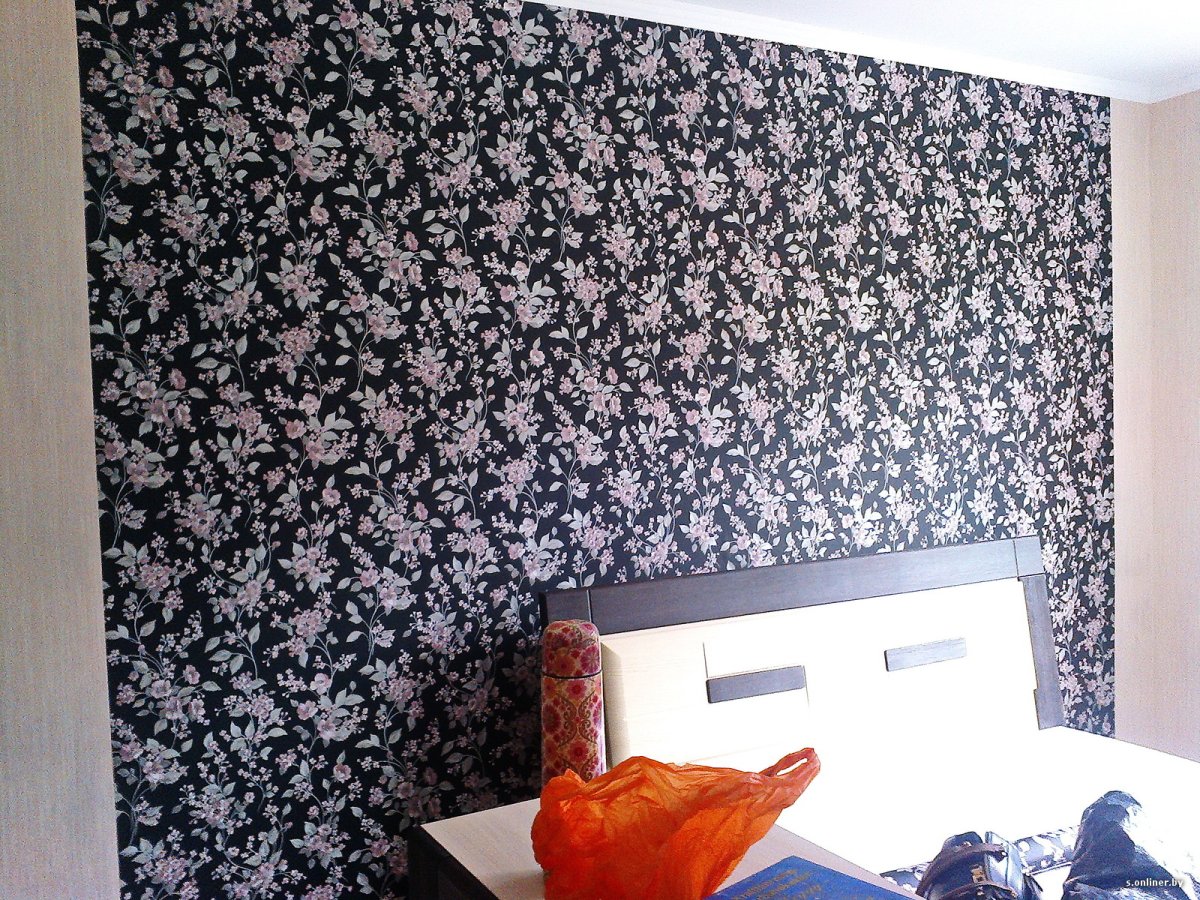 Поклейка стен двумя видами обоев