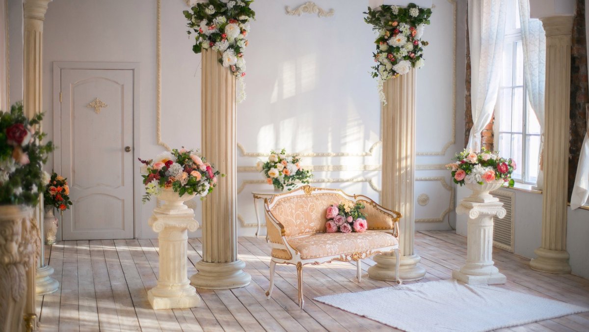 Колонна с цветами