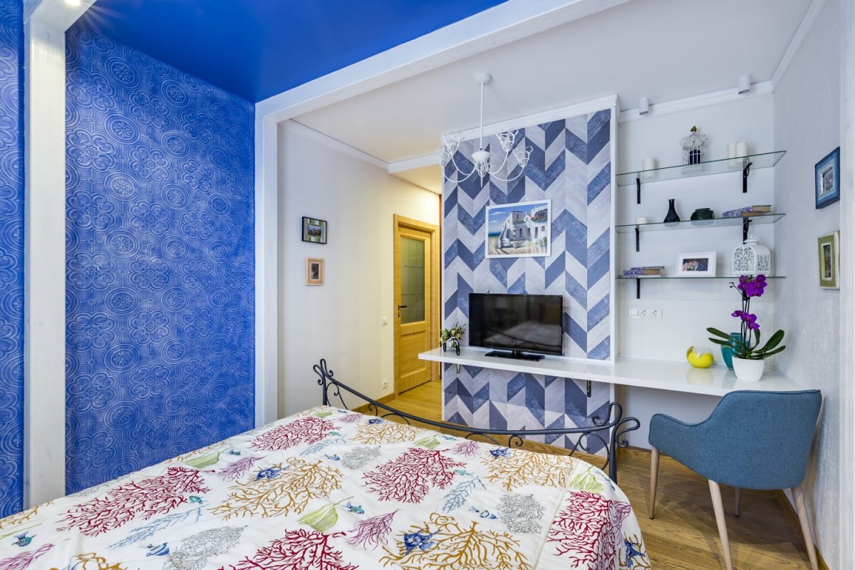 Отделка потолка жидкими обоями