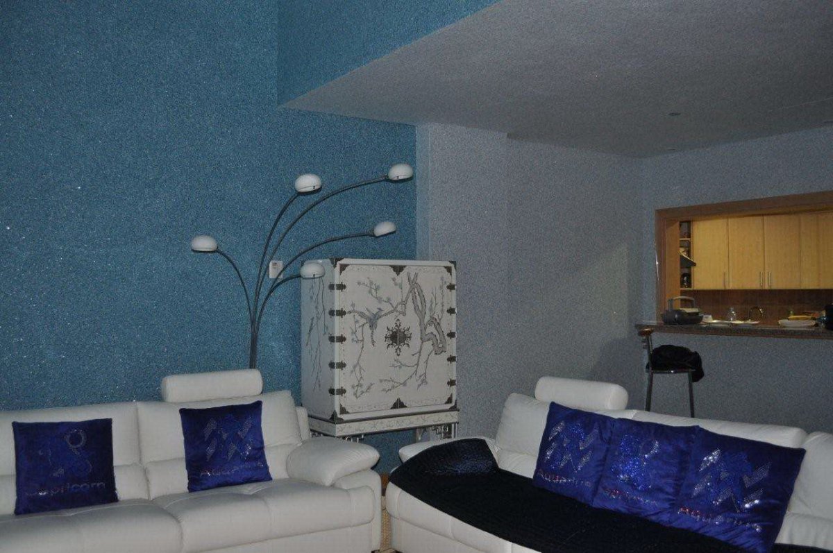 Жидкие обои синие в интерьере