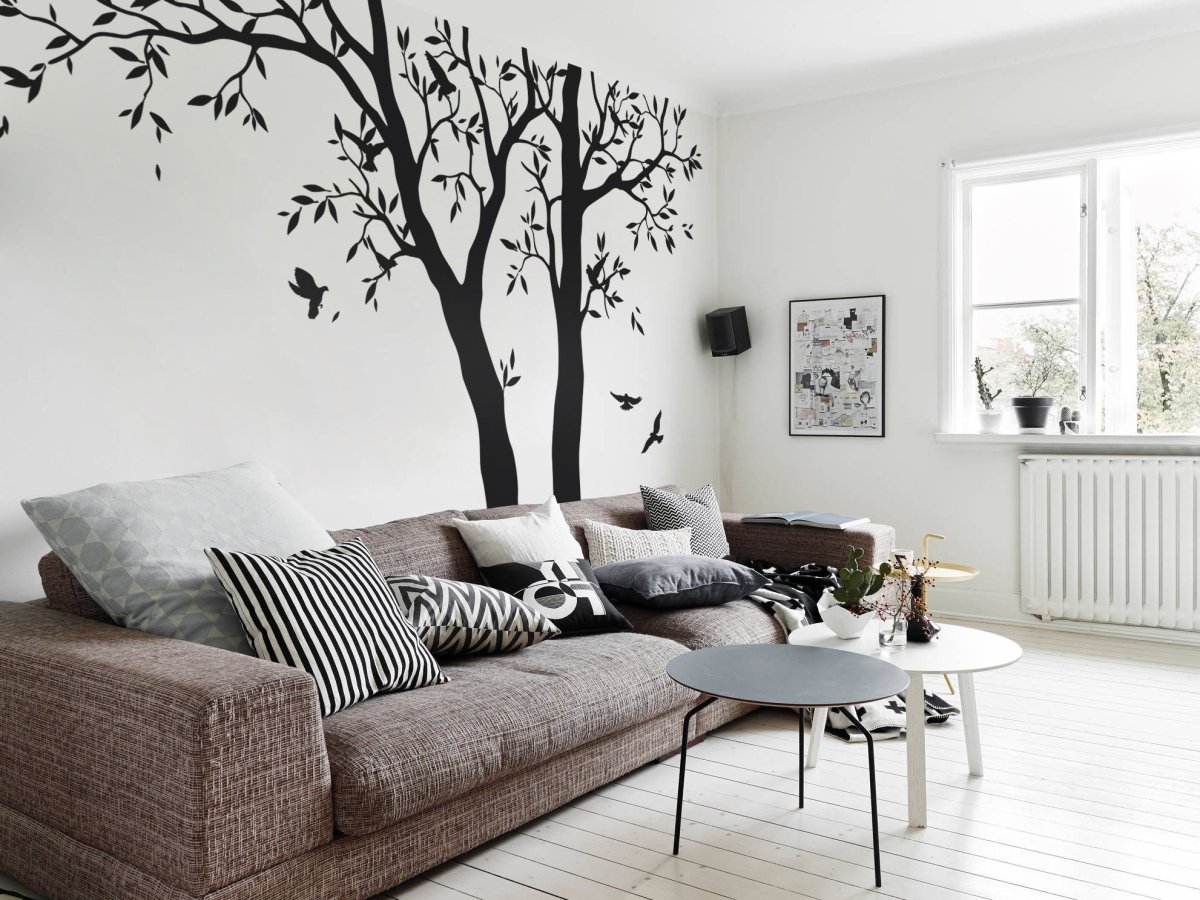 Черная ветка дерева в интерьере