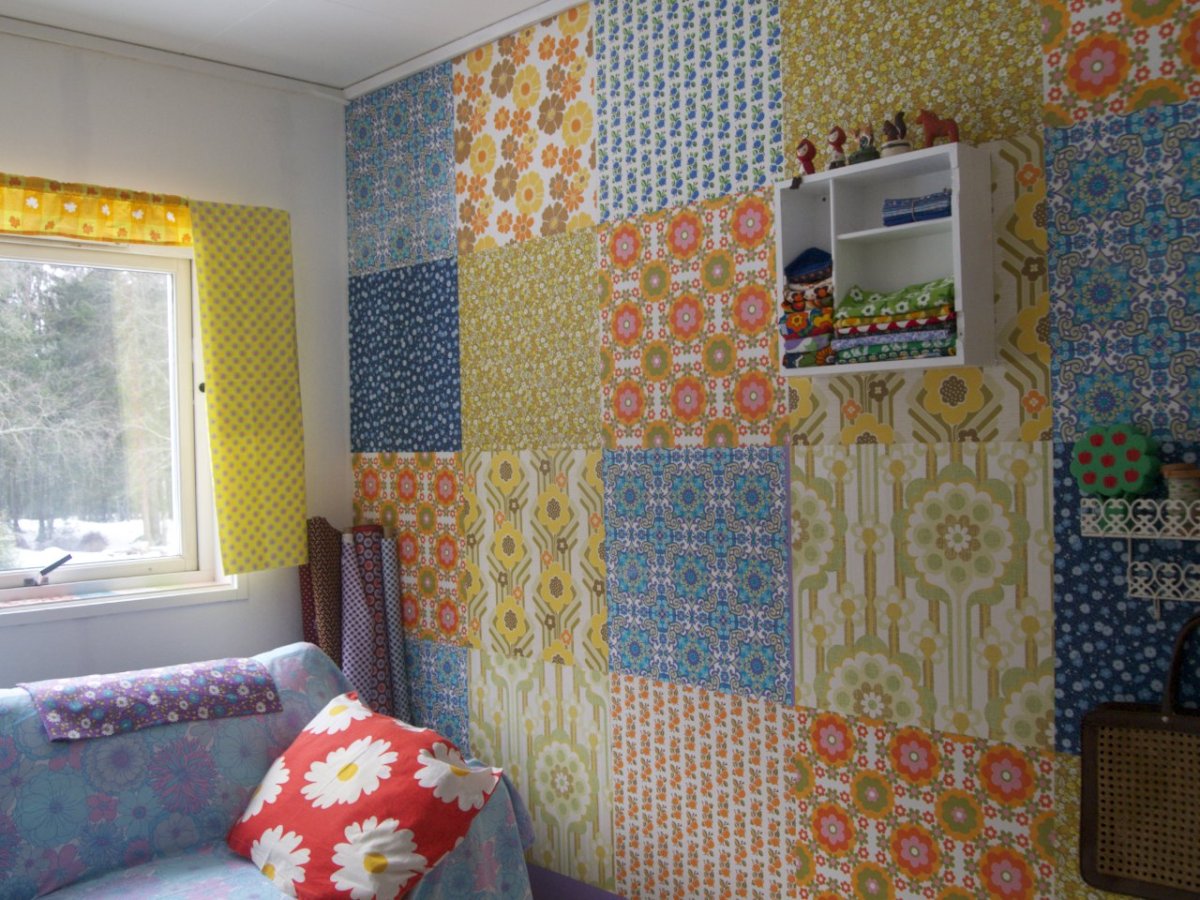 Лоскутки ткани на стене