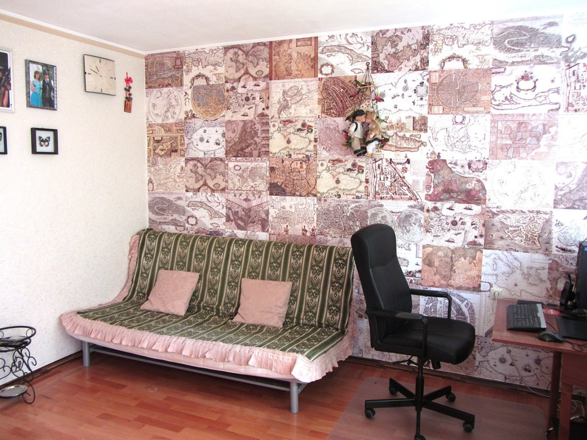 Стена из кусков обоев