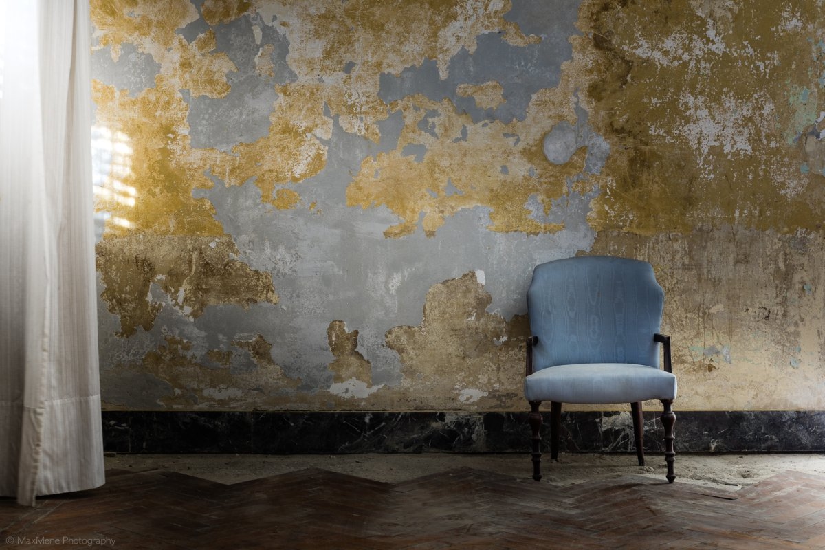 Интерьер с пустой стеной