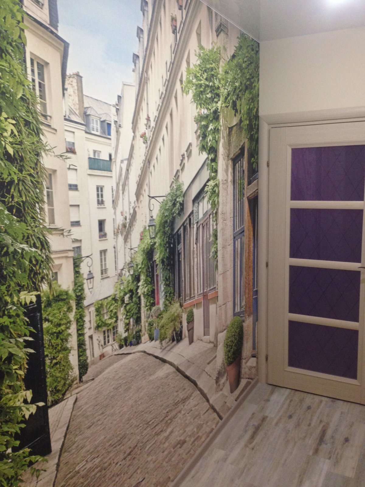 Узкие фотообои в интерьере