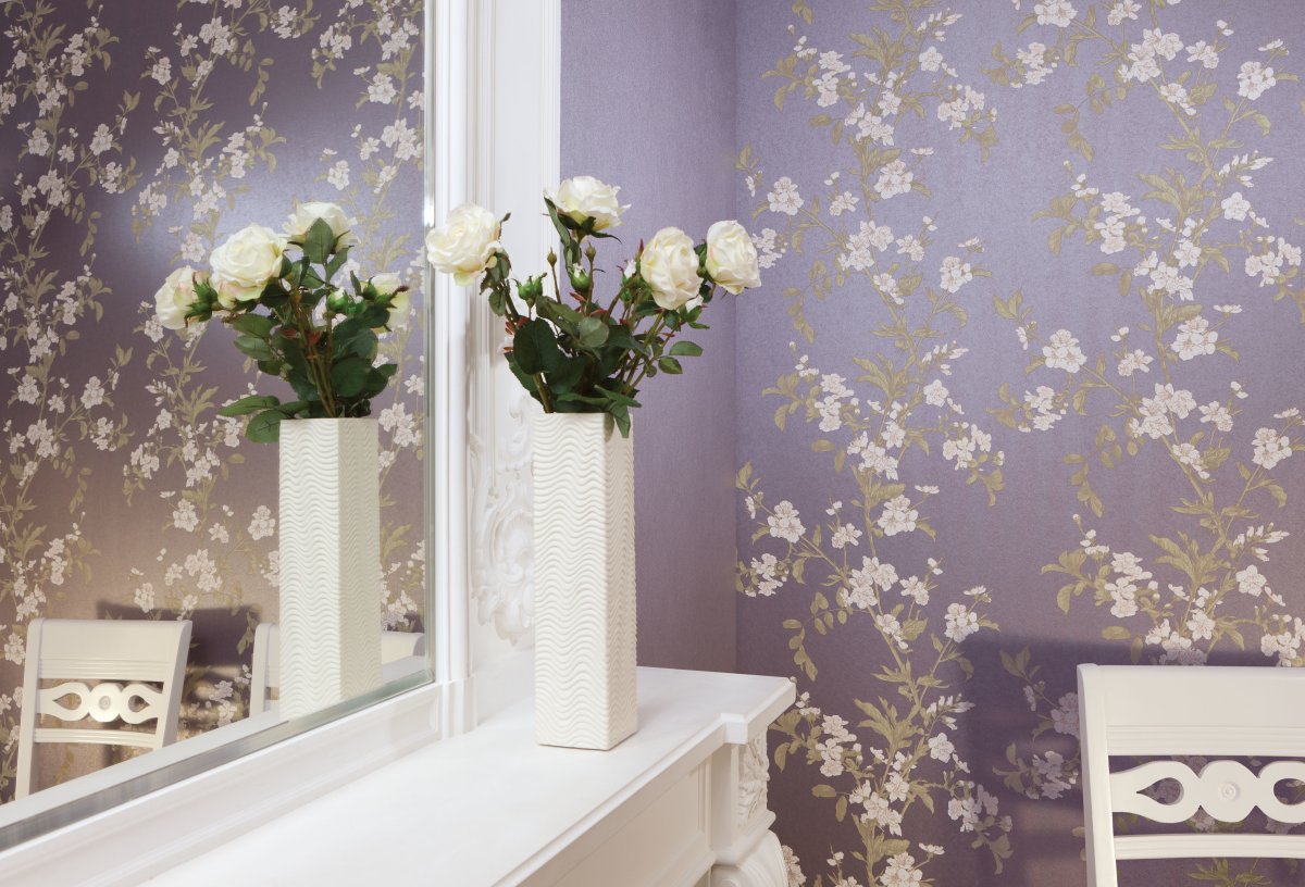 Панно крупные цветы на темном фоне в интерьере