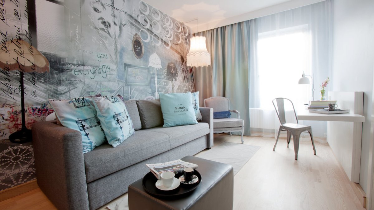 Фотообои в гостиной за диваном