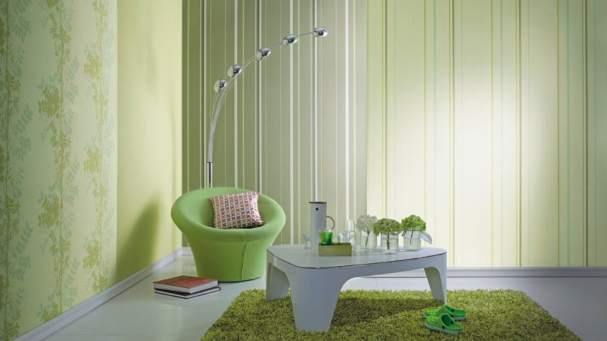 Листья на стене в интерьере