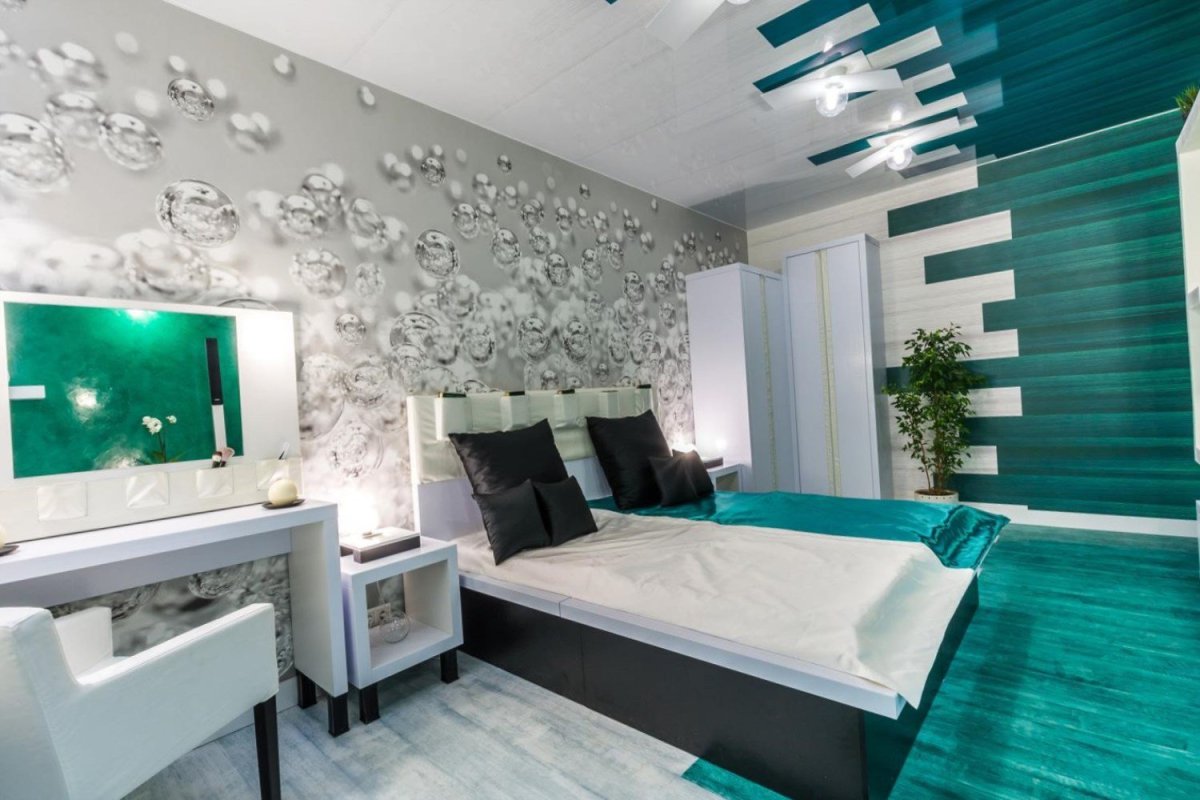 Яркая спальня в современном стиле