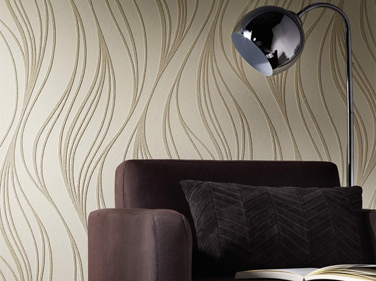 Обои с волнистыми линиями в интерьере