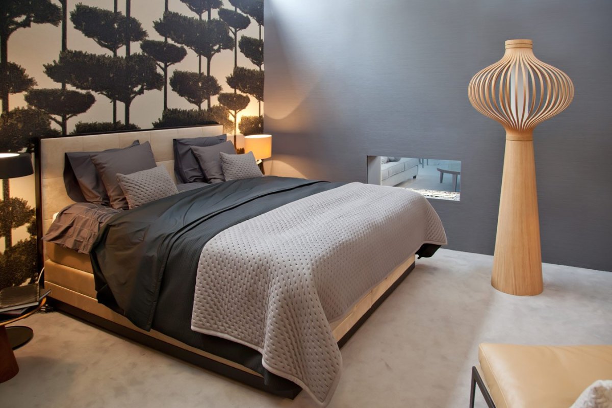 Фотообои в изголовье кровати в спальне