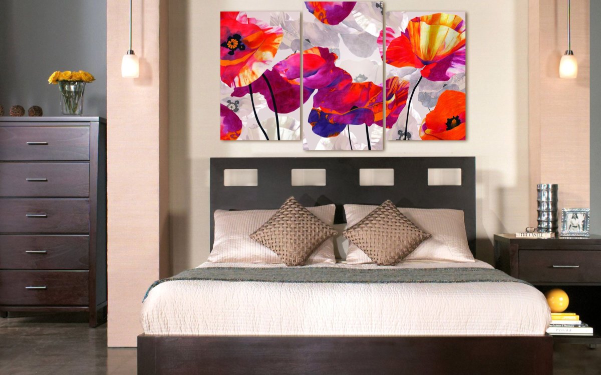 Картины в изголовье кровати