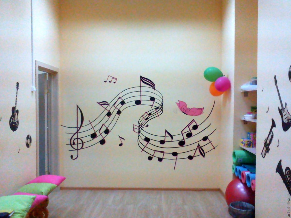 Декор стен в музыкальном зале детского сада