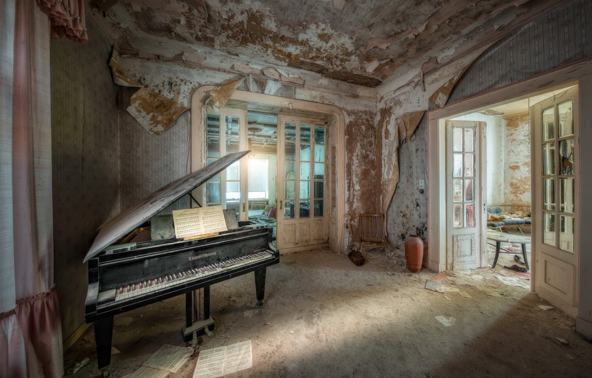 Фон с фортепьяно круглый