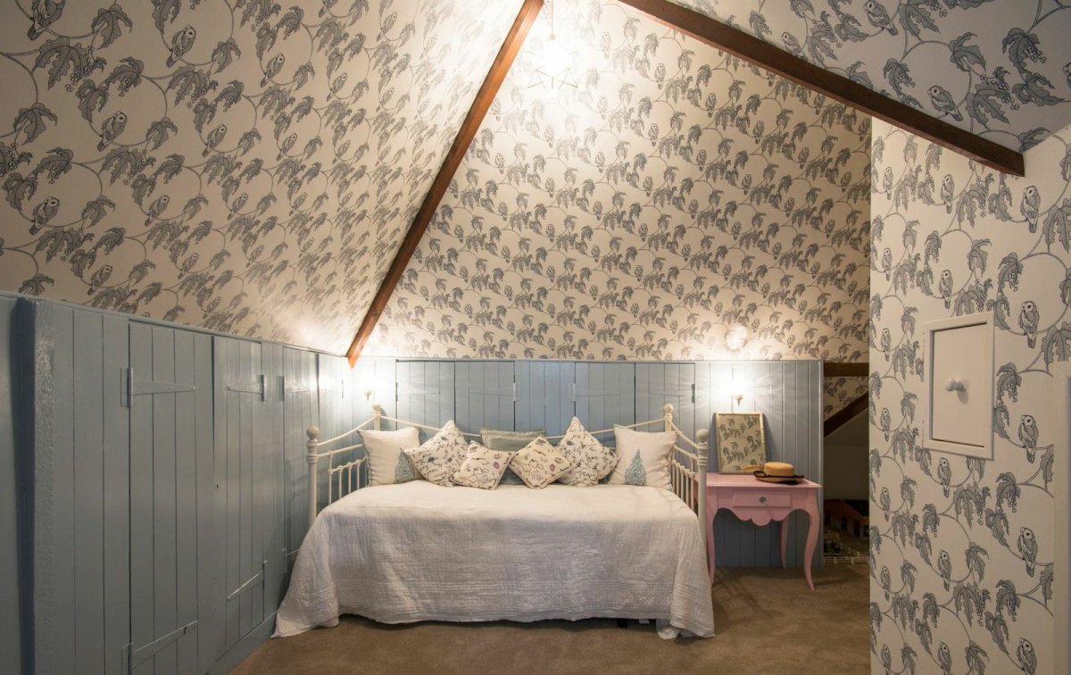 Обои на мансарде