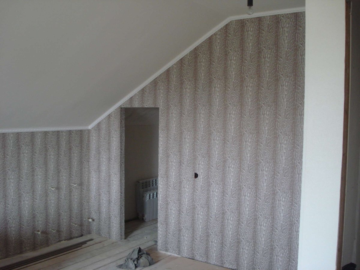 Потолочный плинтус на мансардном потолке