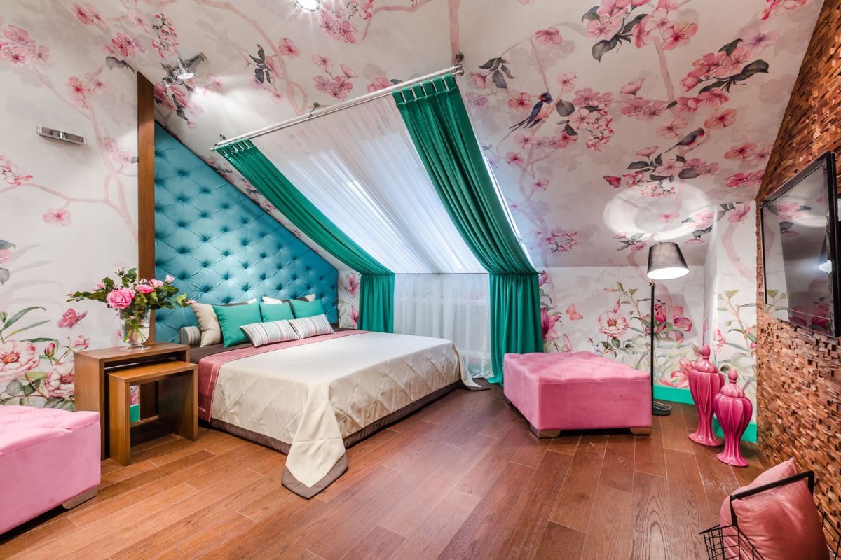 Интерьер мансардной комнаты в цветах