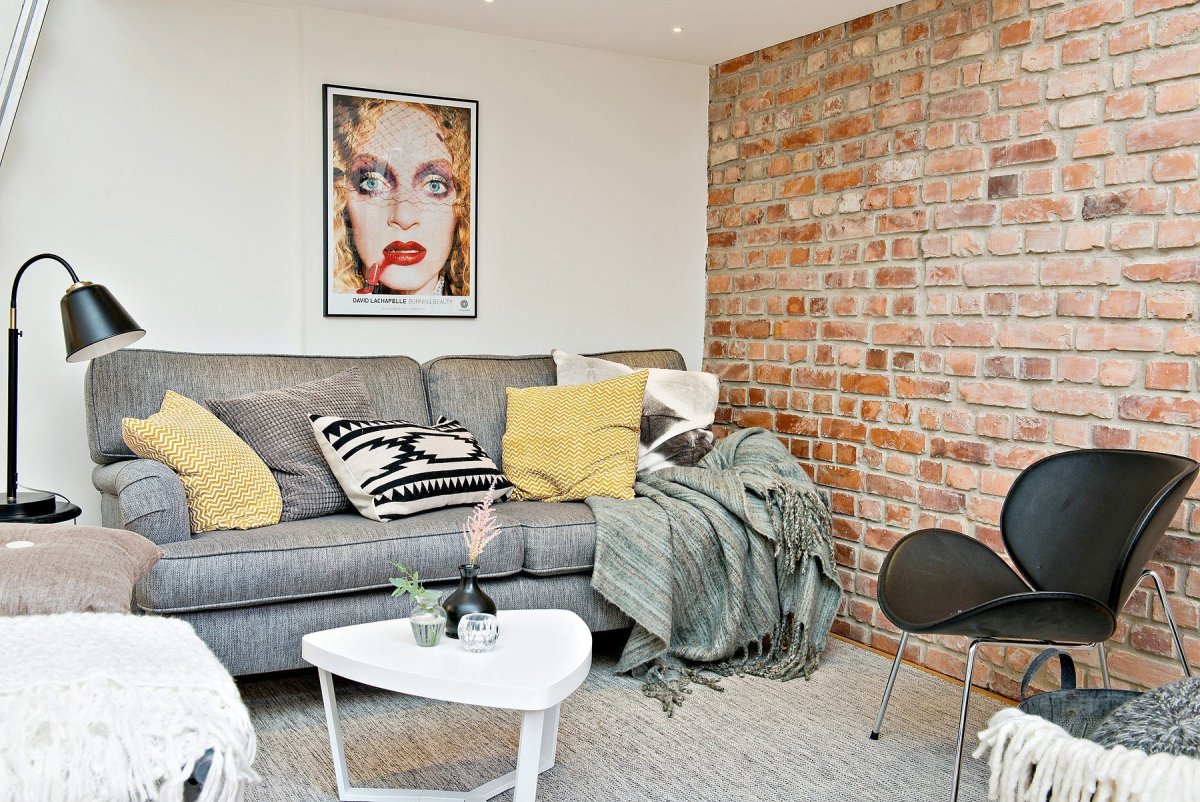 Кирпичная стена в сочетании с серым