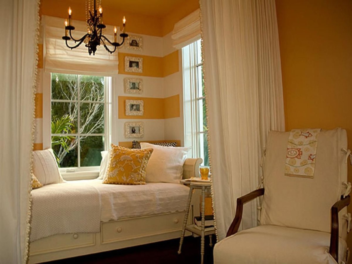 Уютная односпальная кровать у окна