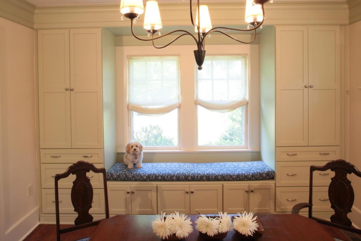 Шкафы вокруг окна в гостиной