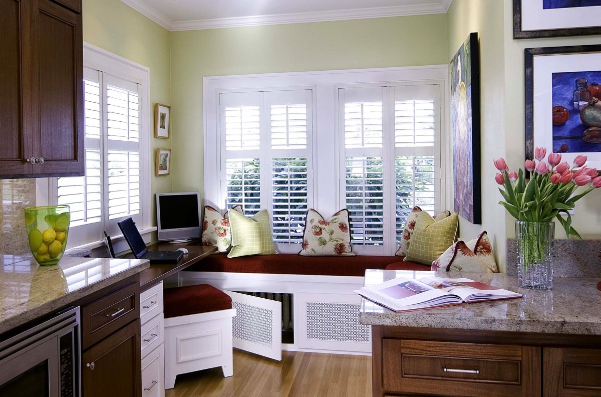 Широкий подоконник на кухне