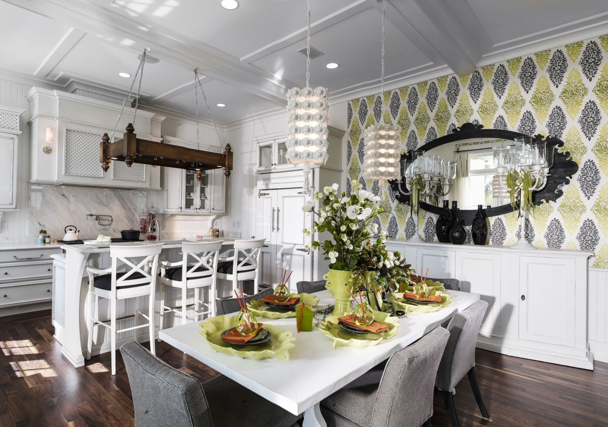 Фотообои на белой кухне