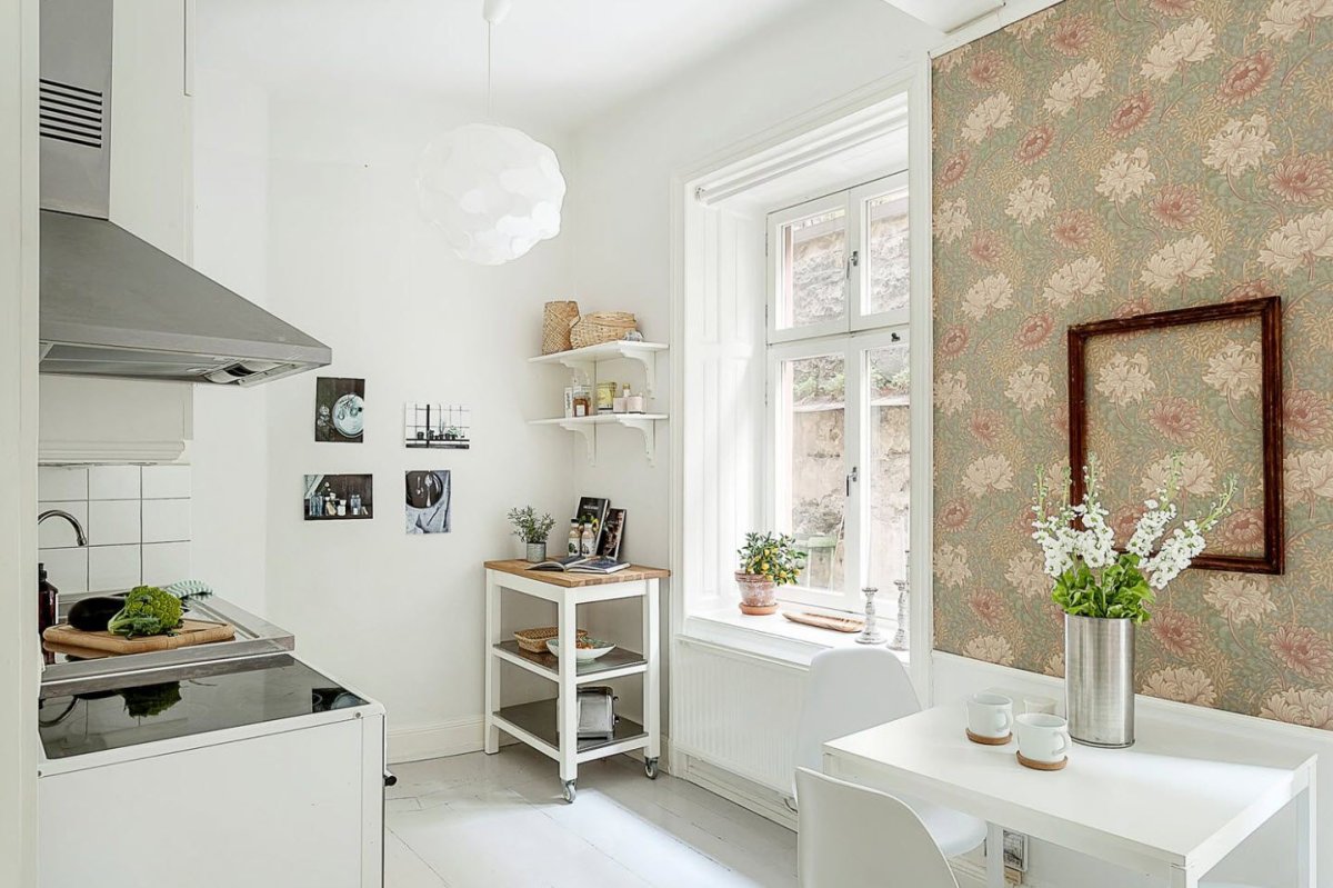 Обои для белой кухни в интерьере