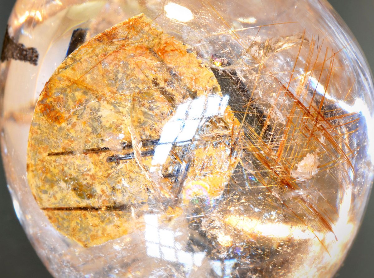 Кристалл волосатик внутри