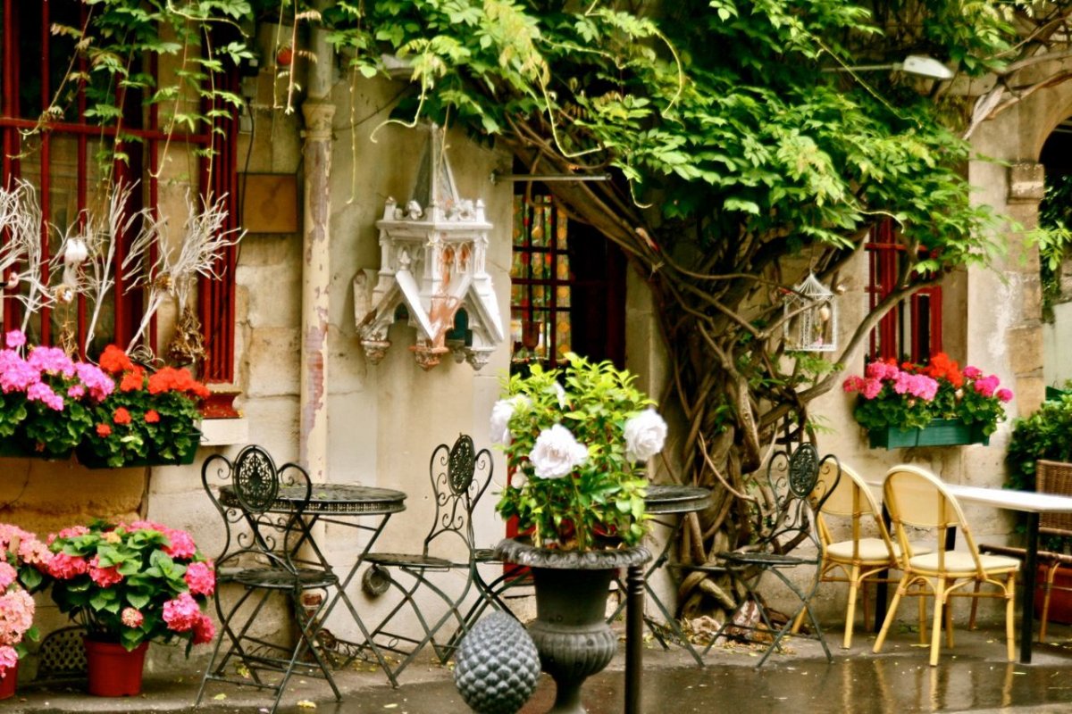 Уютное уличное кафе