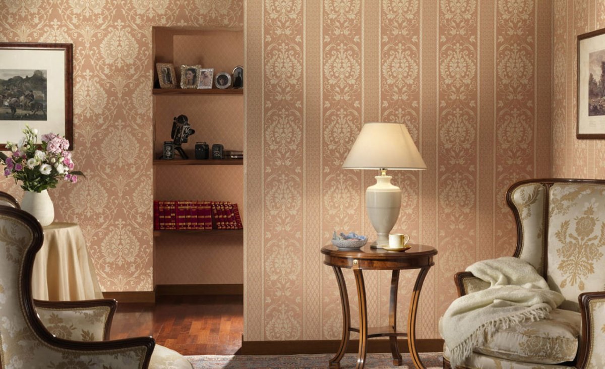 Обои с вензелями в интерьере гостиной