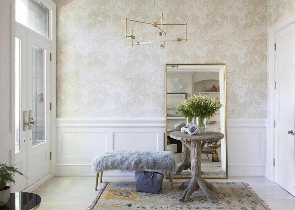 Обои с вензелями в интерьере прихожей