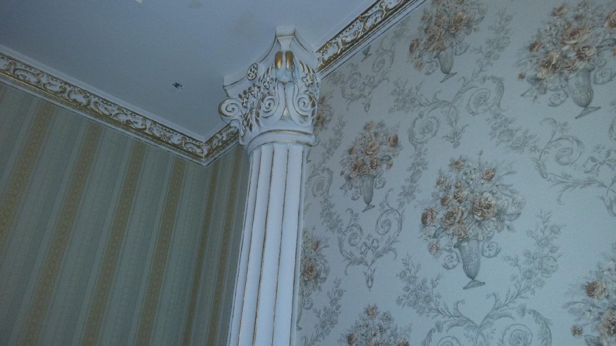 Плинтус потолочный