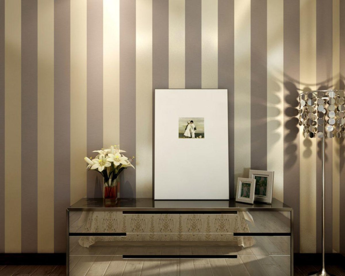 Обои в полоску в коридоре