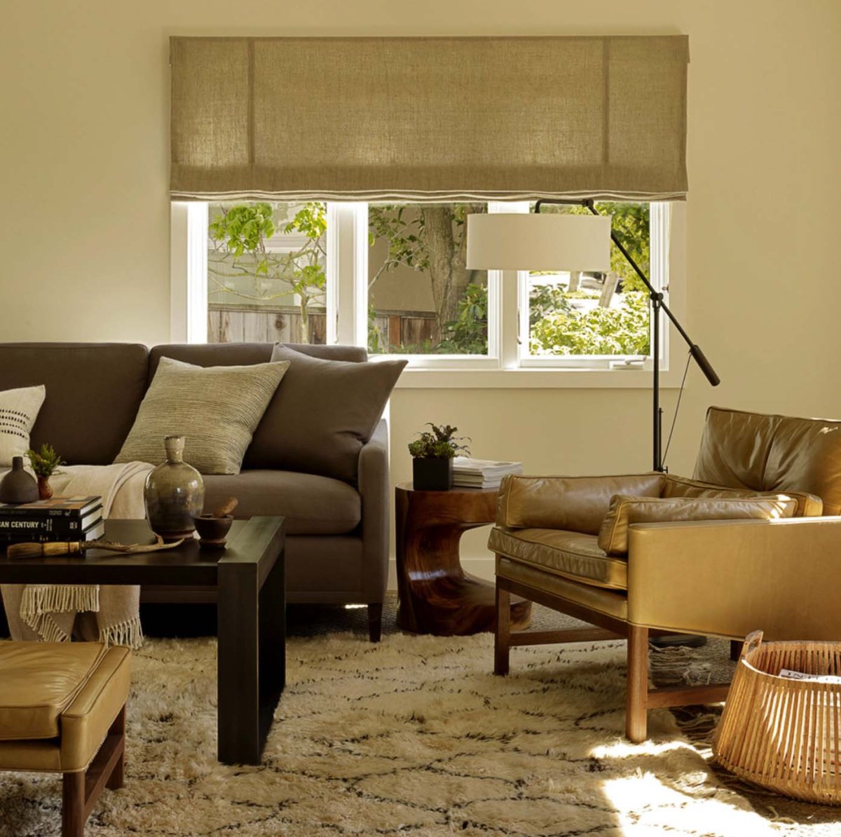 Римская штора в интерьере гостиной