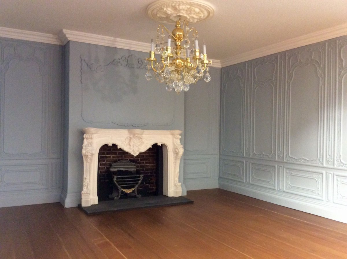 Ламинат в молдинги в гостиной