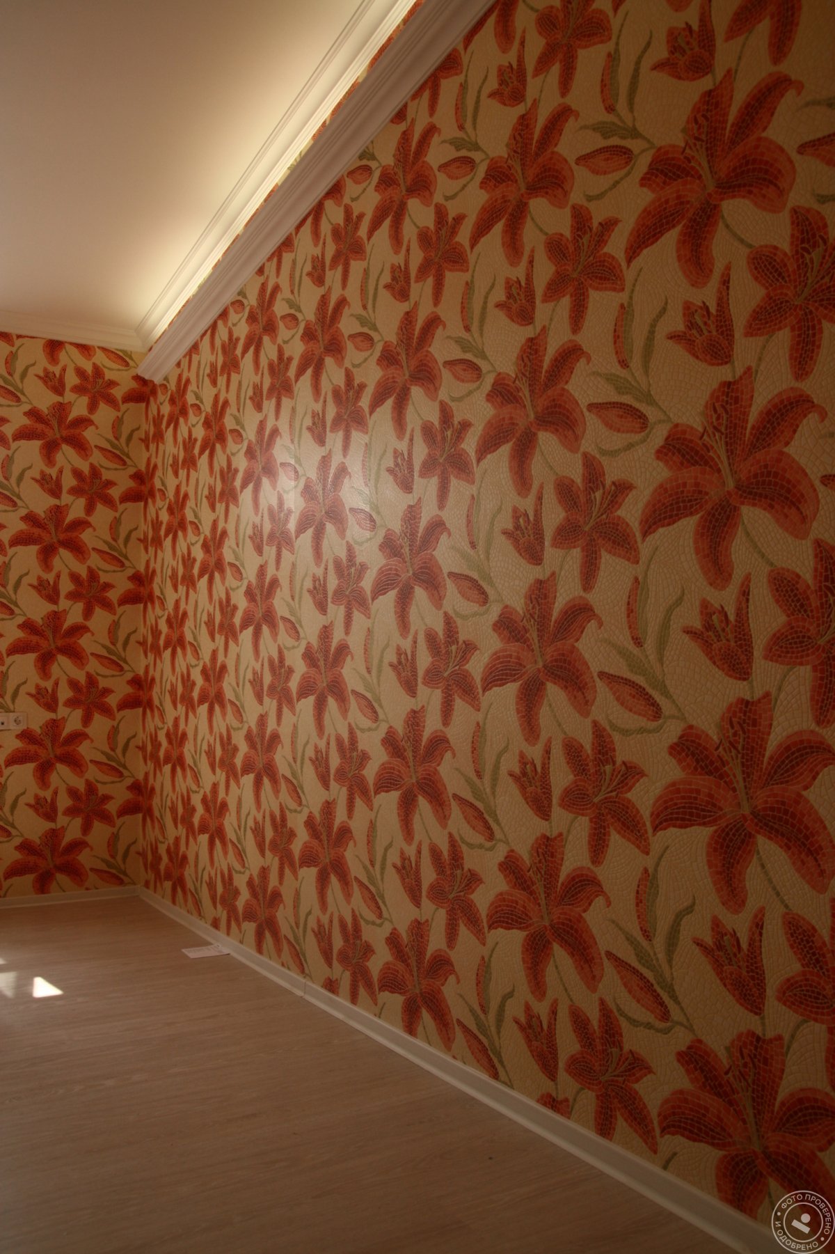 Оклеивание стен обоями