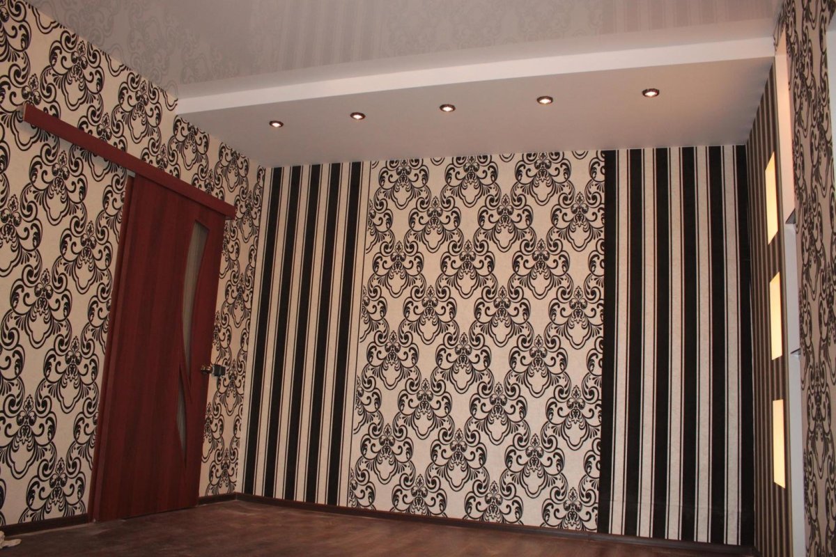 Поклейки обоев двух видов в зале