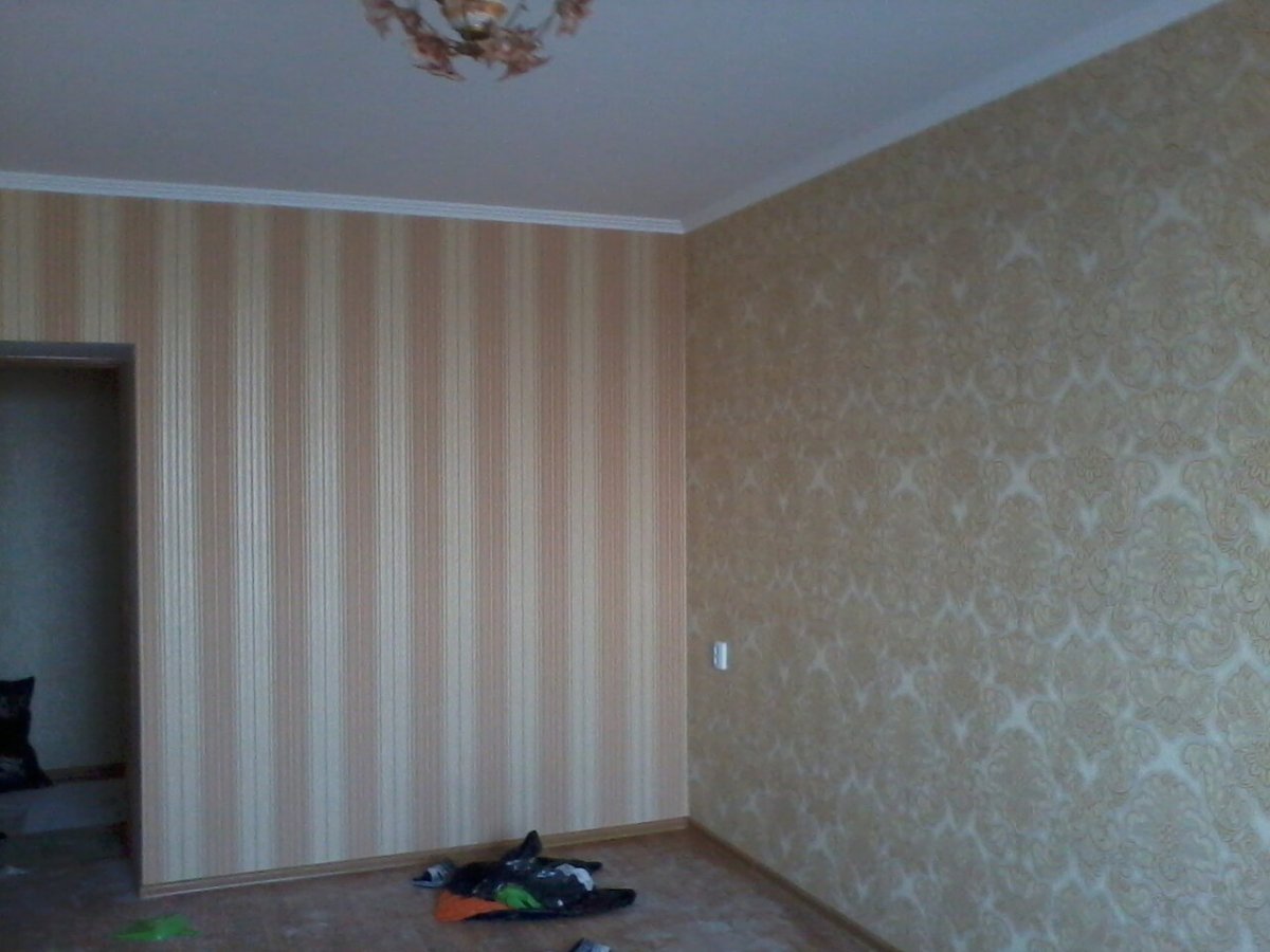 Варианты оклейки комнаты обоями двух видов