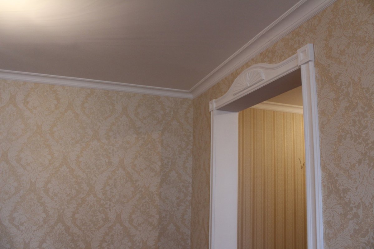 Потолочный плинтус на обоях с принтом
