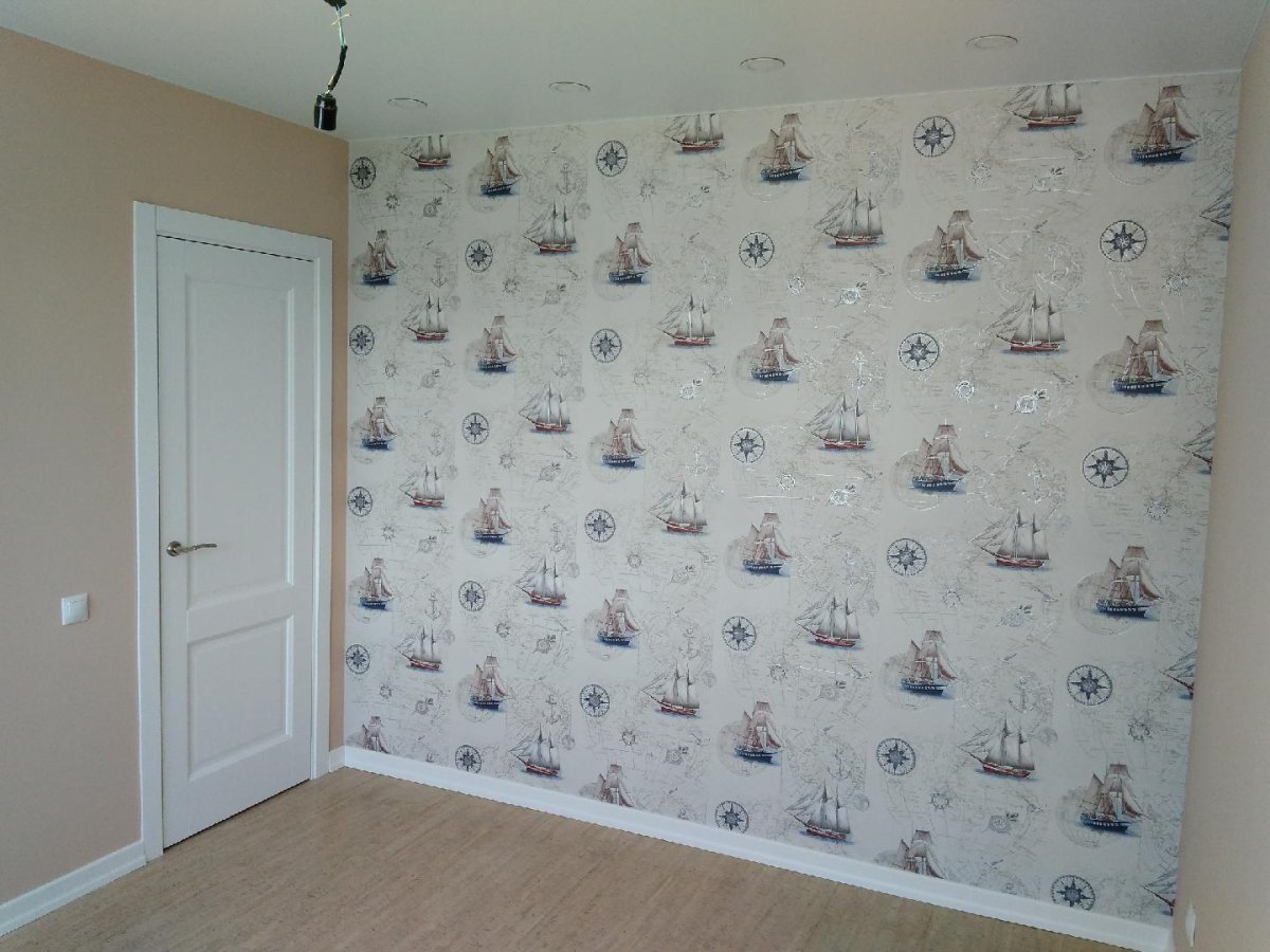 Обои с плинтусом посередине