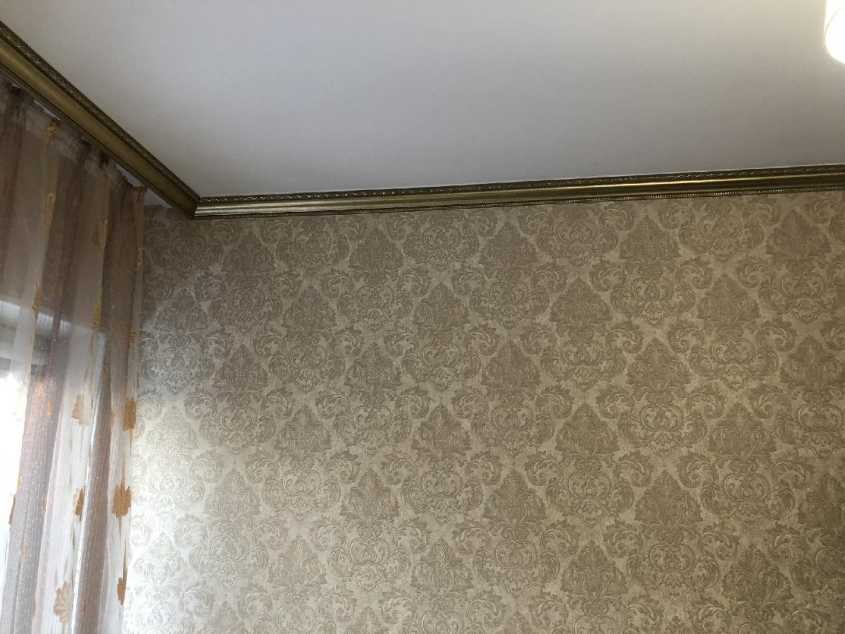 Декор стыков на обоях молдингами