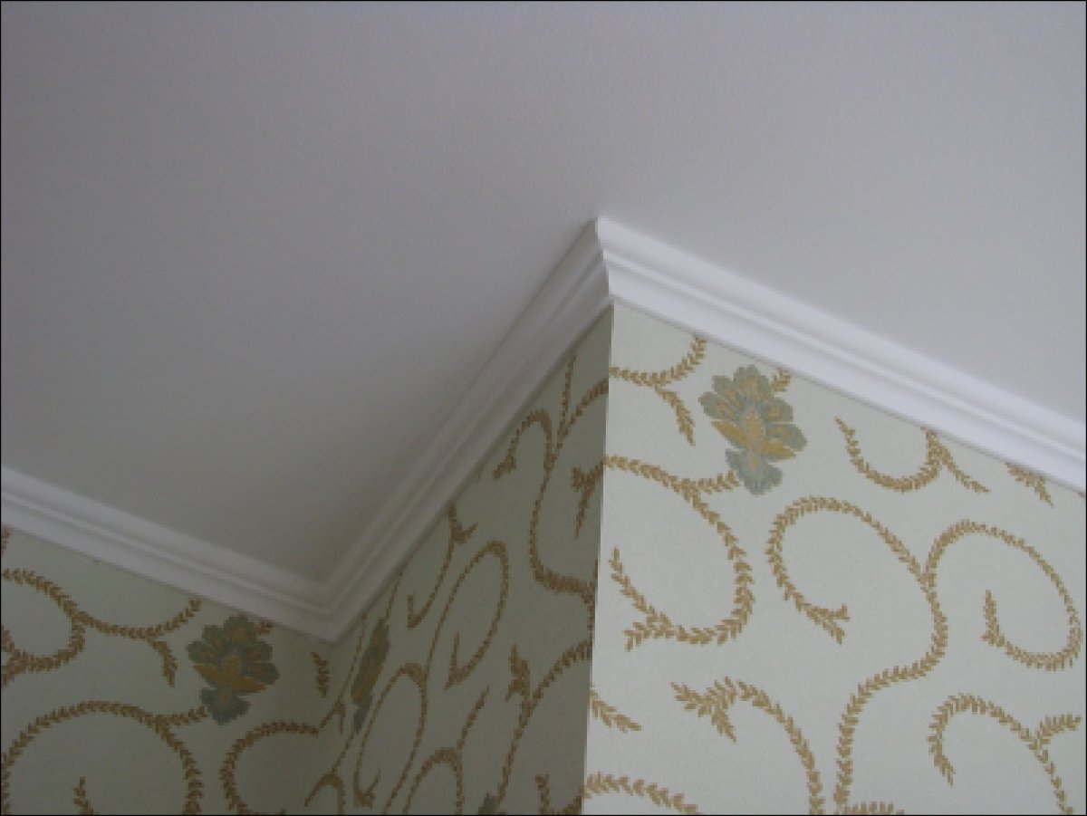 Потолочный плинтус для натяжных потолков