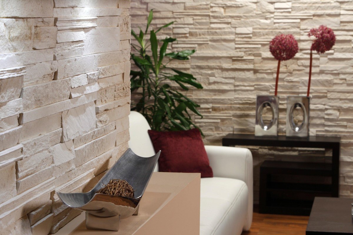 Декоративный камень в гостиной за диваном
